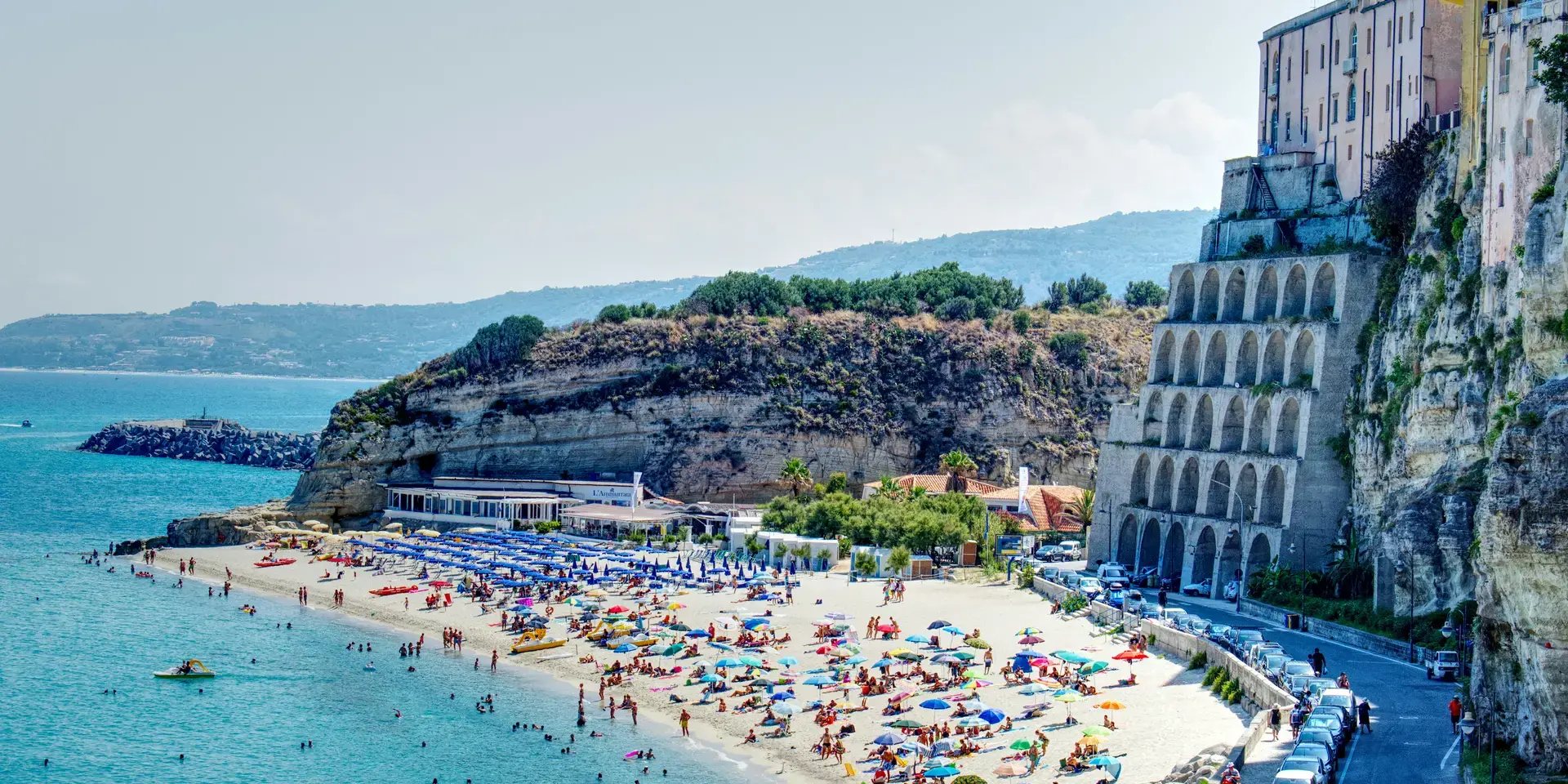 persone sulla spiaggia durante il giorno