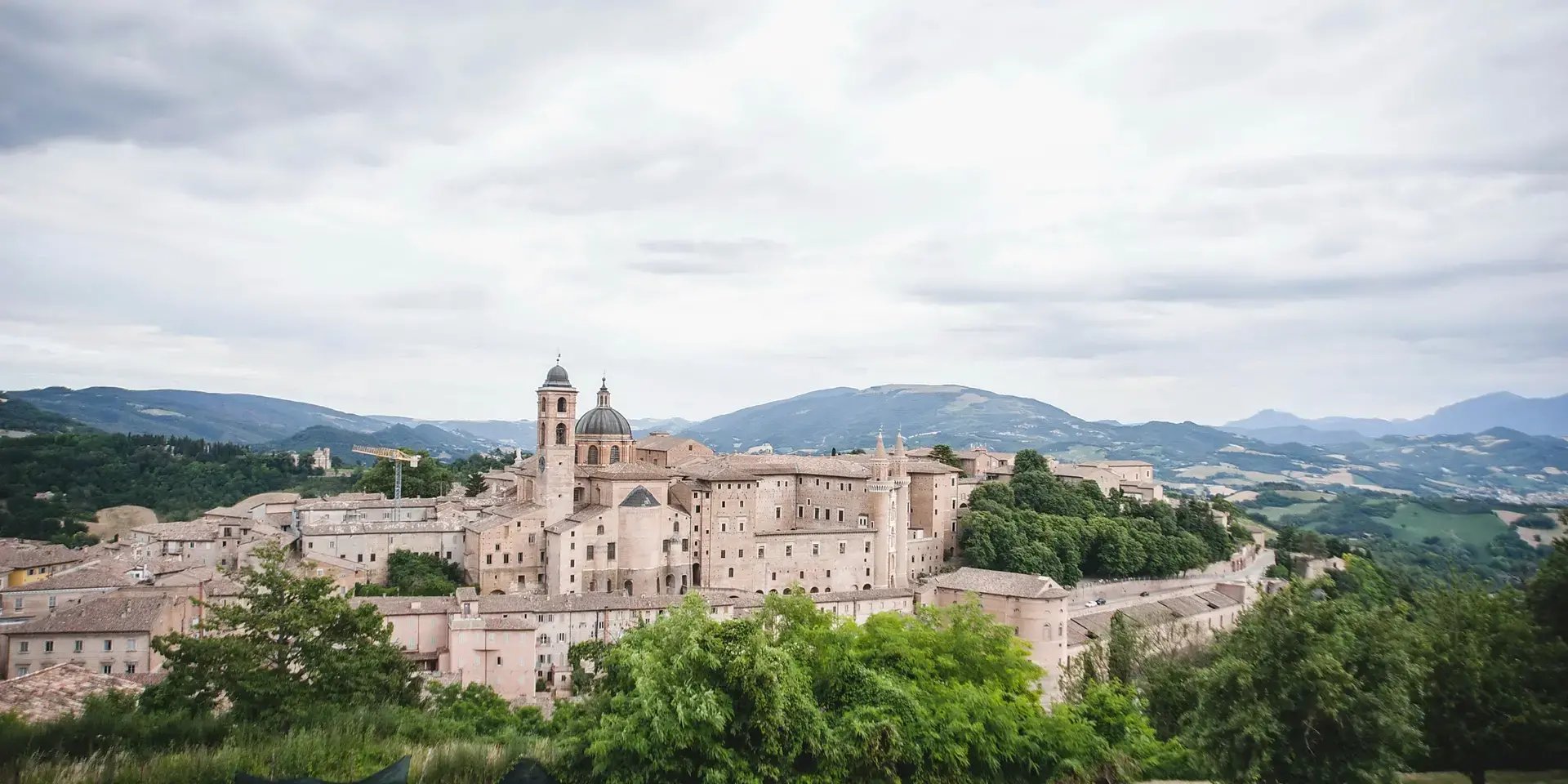 Una veduta di una città con le montagne sullo sfondo