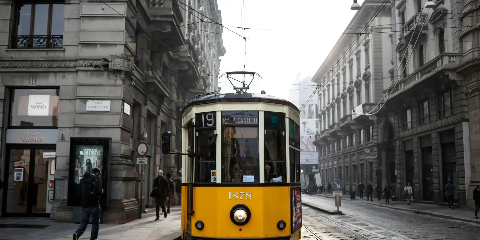 tram giallo e bianco sulla strada durante il giorno