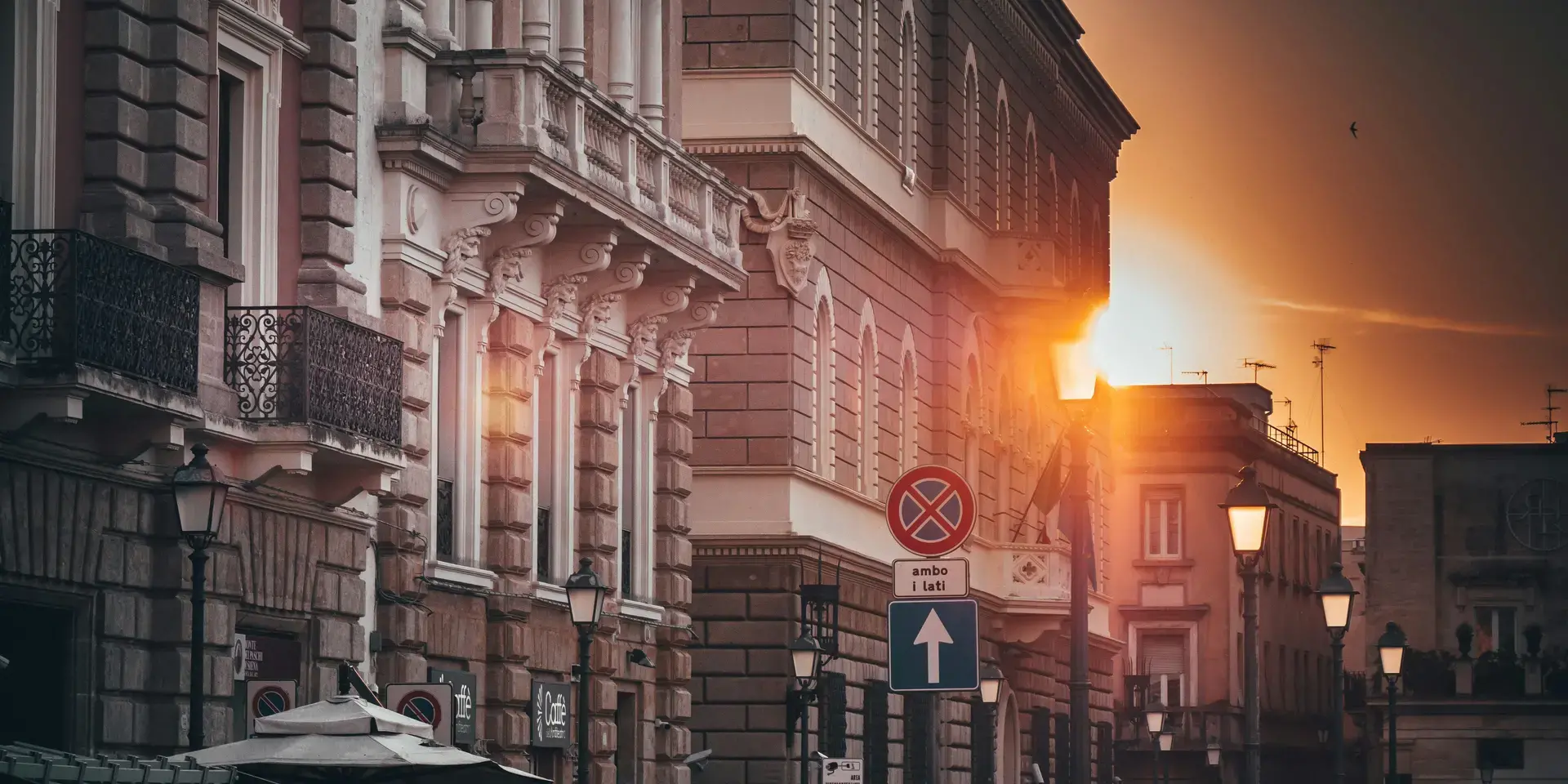 Persone sulla strada accanto agli edifici durante l'ora d'oro