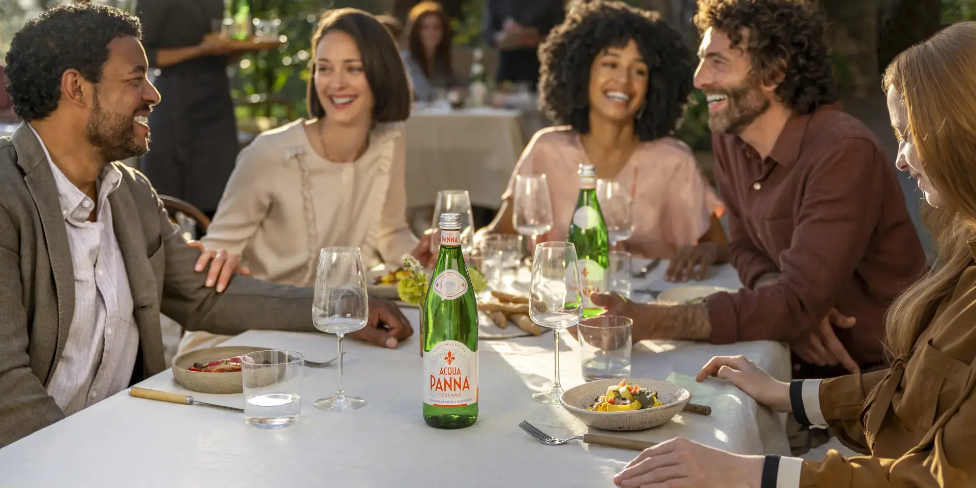 Tavolata primaverile di amici con Acqua Panna