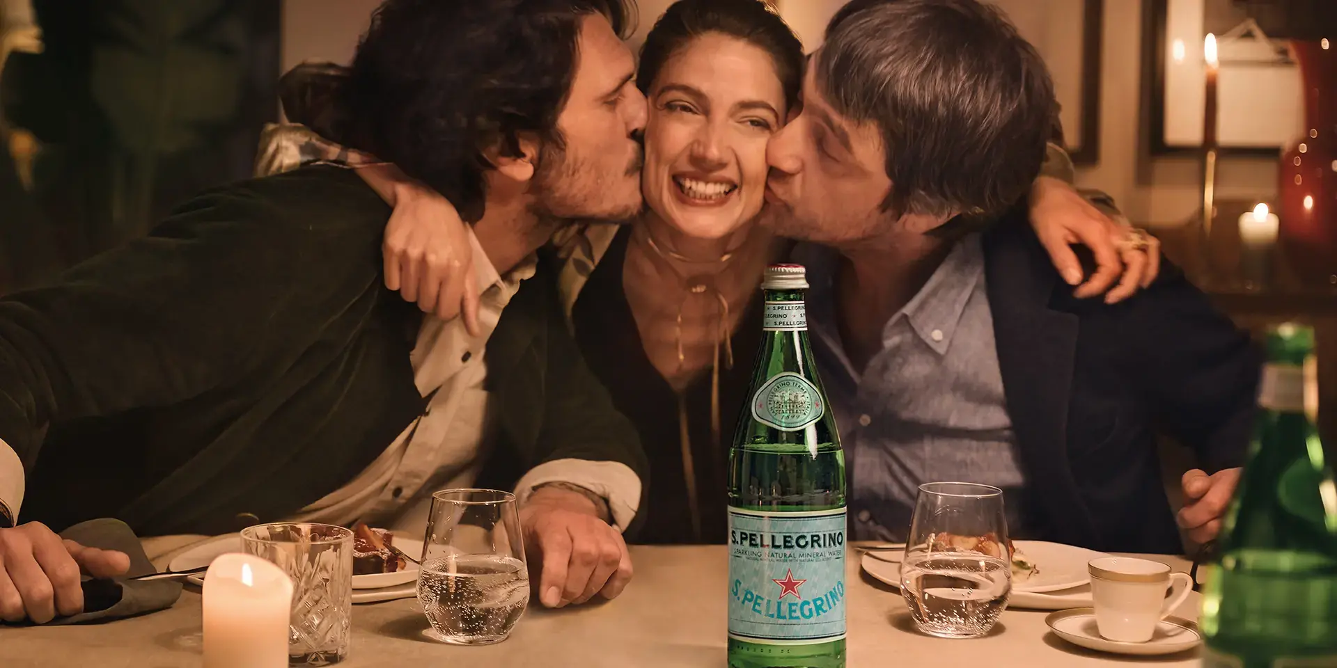 Amici a tavola con bottiglia S.Pellegrino