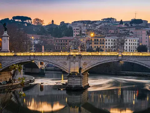fotografia architettonica del ponte in cemento grigio
