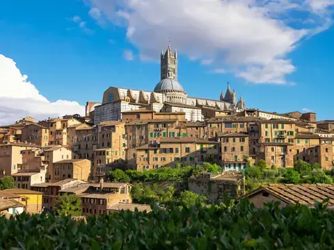 edifici in cemento marrone e bianco sotto il cielo blu durante il giorno