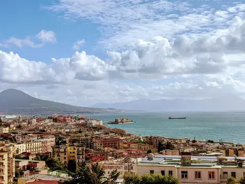 Edifici della città vicino al mare sotto le nuvole bianche ed il cielo blu durante il giorno