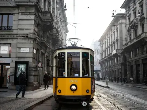 tram giallo e bianco sulla strada durante il giorno