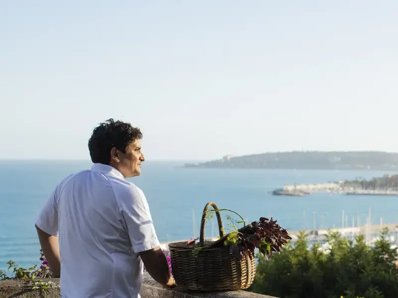 Mauro Colagreco nel suo orto panoramico