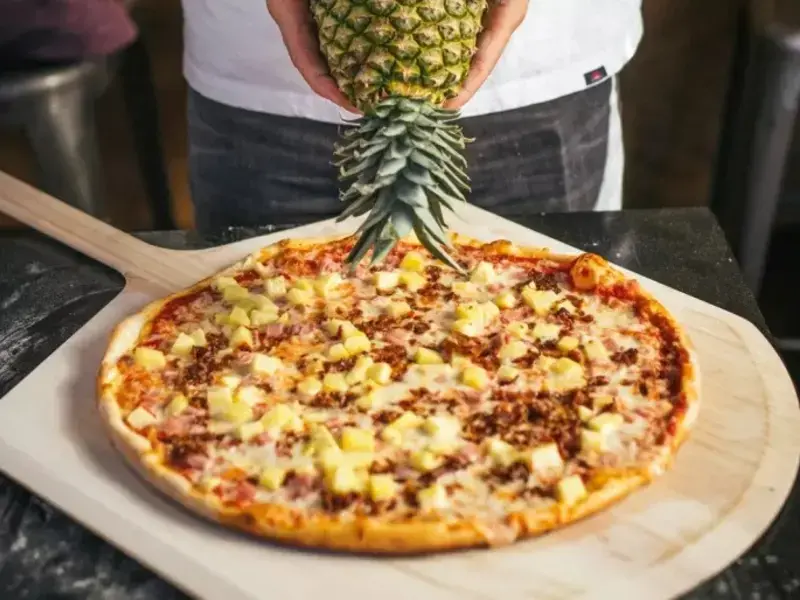 Pizza con ananas