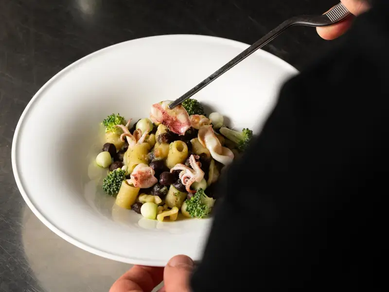 Pasta mista con ceci delle Murge e calamaretti - Pashà