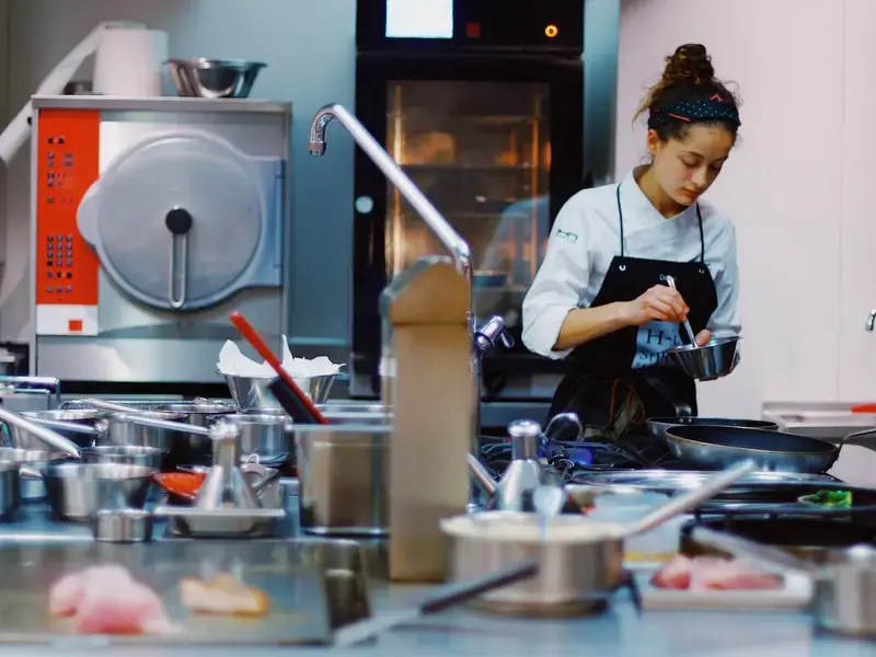 Una giovane chef in cucina