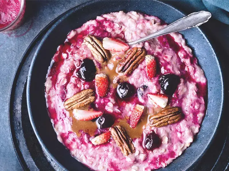 Porridge con frutta secca e fresca iStock