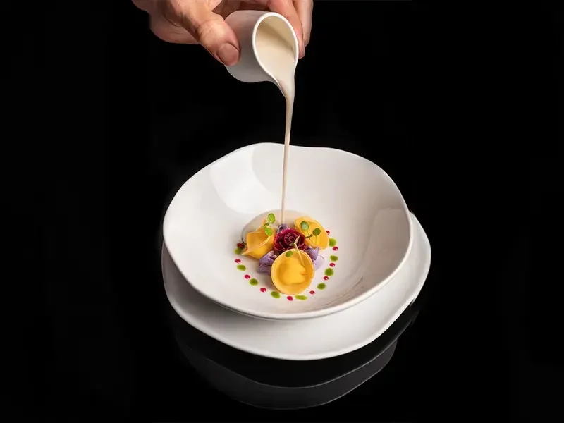 Tortellini, Gorgonzola dolce, pandhra rassa (Deccan Plateau)