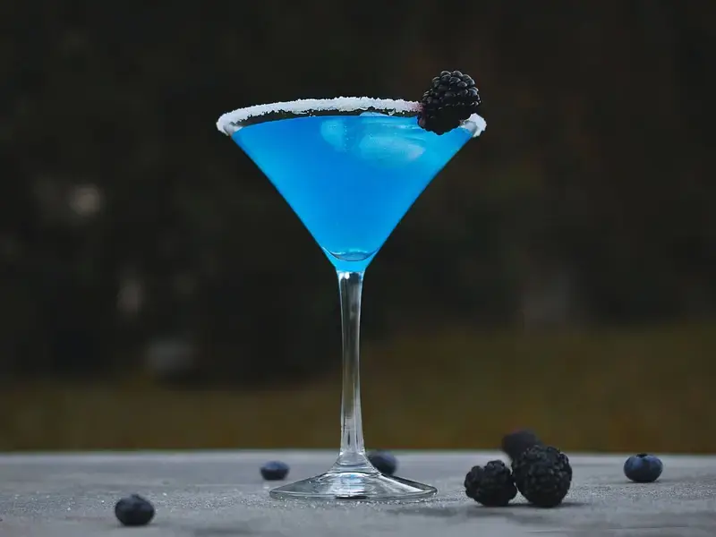 Cocktail con more e blue curacao in coppetta