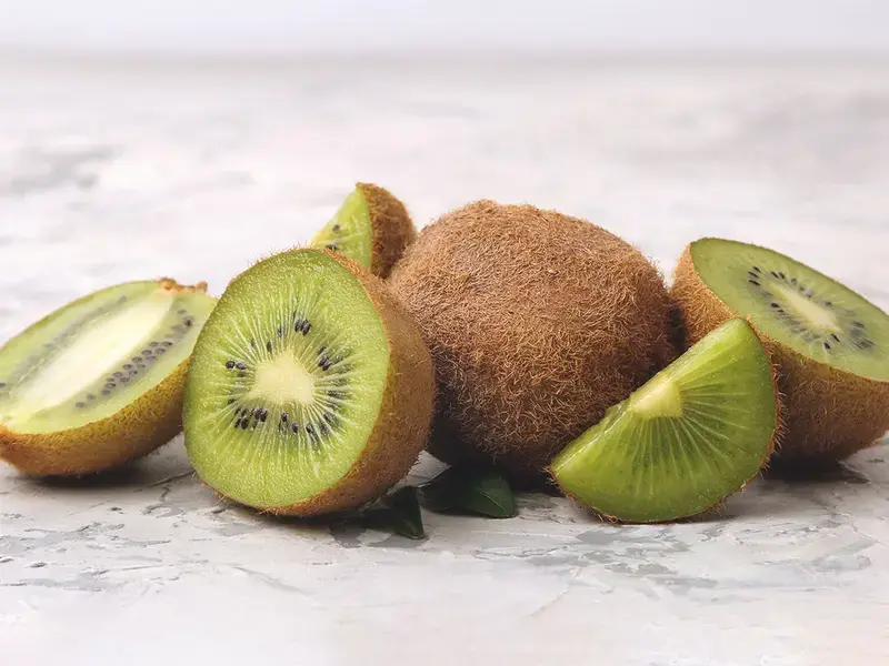 come tagliare un kiwi