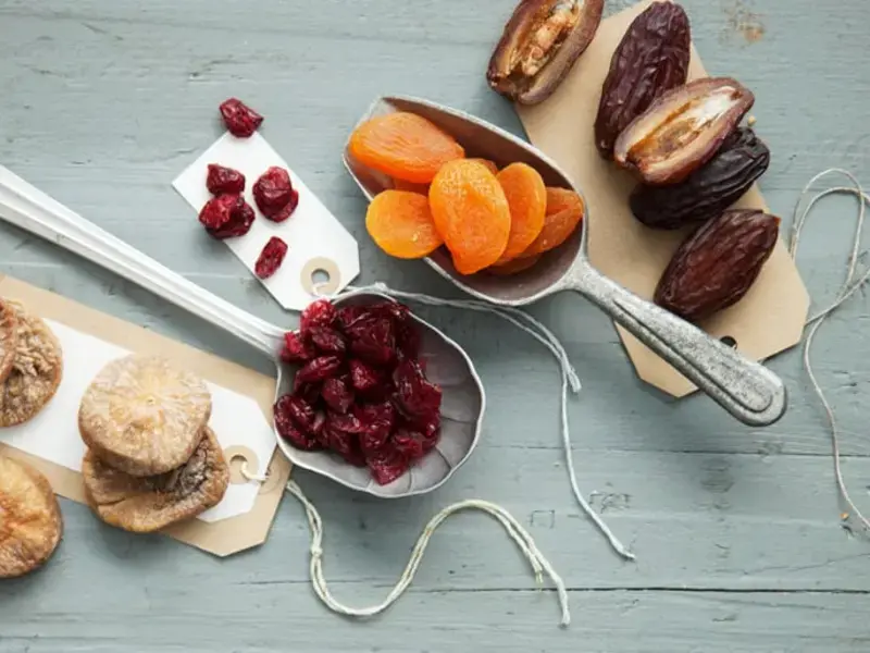 Vari tipi di frutta secca e disidratata tra cui fichi, albicocche e pere
