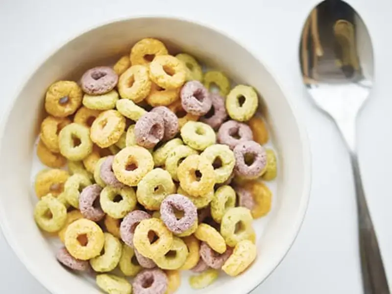 Tazza con latte e cereali zuccherati