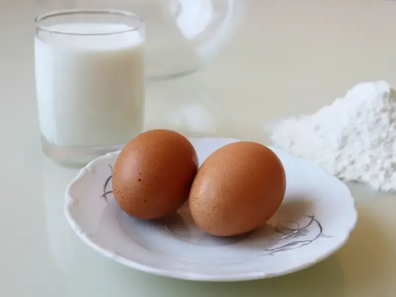 Latte uova e farina pesati senza bilancia