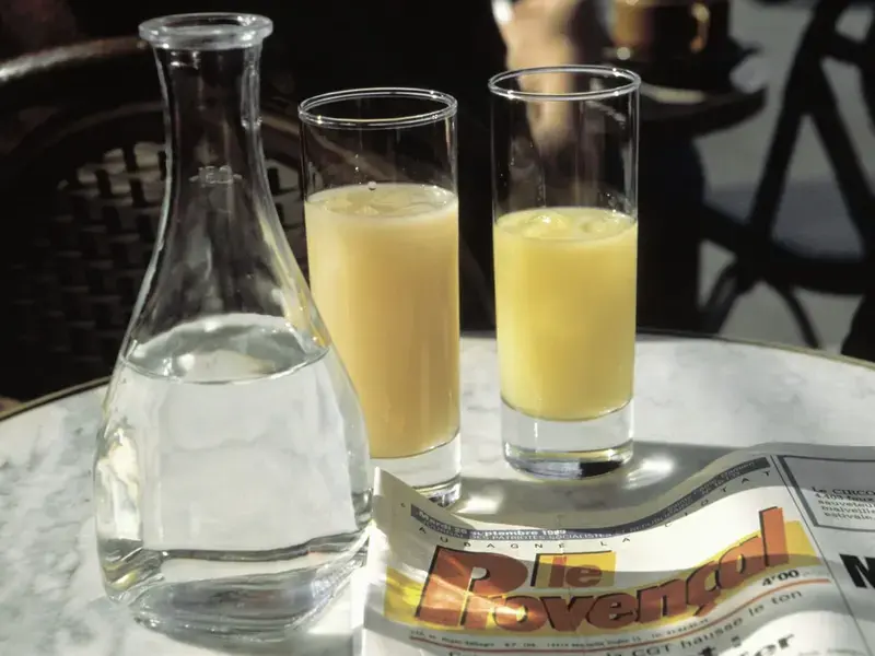 Bicchieri di pastis serviti con acqua fredda