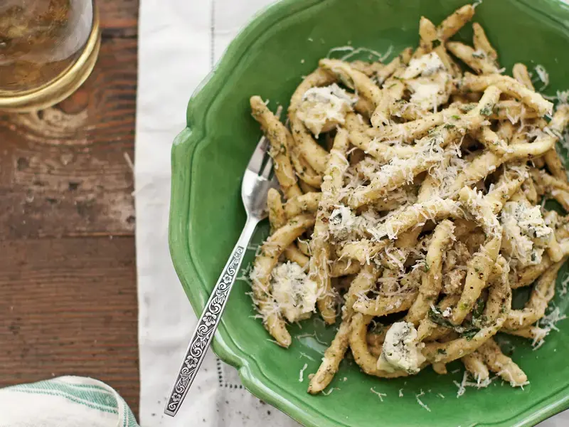 Strozzapreti in bianco con formaggio grattugiato