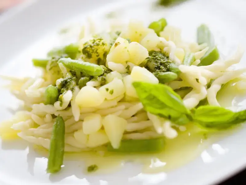 Trofie al pesto genovese vegan con patate e fagiolini