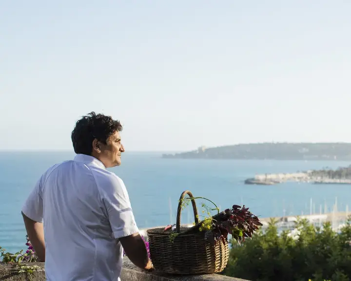 Mauro Colagreco nel suo orto panoramico