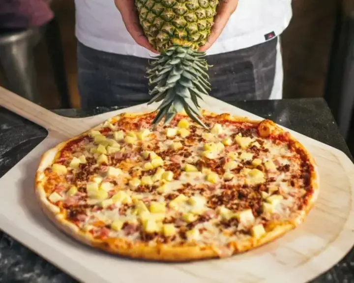 Pizza con ananas