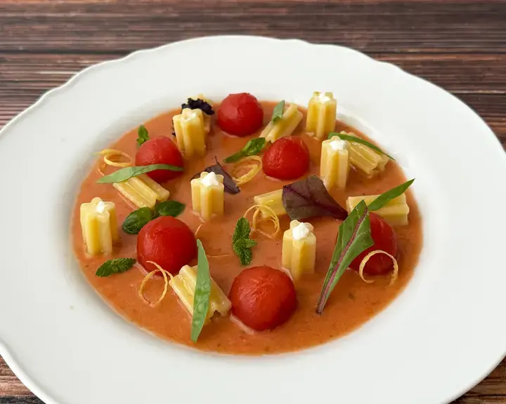 Stelle fredde con mozzarella di bufala, datterini e fragole