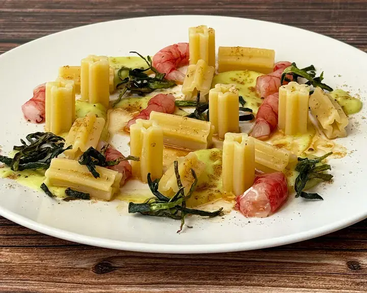 Pasta fredda con zucchini, dashi, gambero rosso e polvere di miso bianco