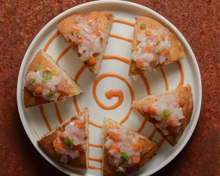 Pizza con stracciatella di bufala gambero rosso di Mazara, la sua bisque e perlage di passion fruit - Manuel Maiorano