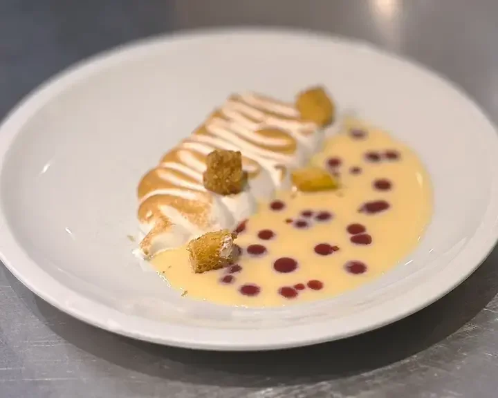 Meringa, pandoro e coulis di frutti rossi