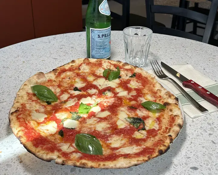 Dove mangiare la pizza sottile e croccante - la margherita di Glory POP