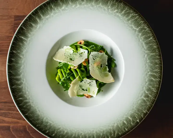 Eliche con pesto di rucola, nocciole e pecorino di fossa