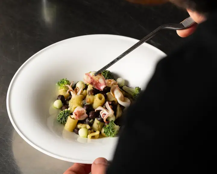 Pasta mista con ceci delle Murge e calamaretti - Pashà
