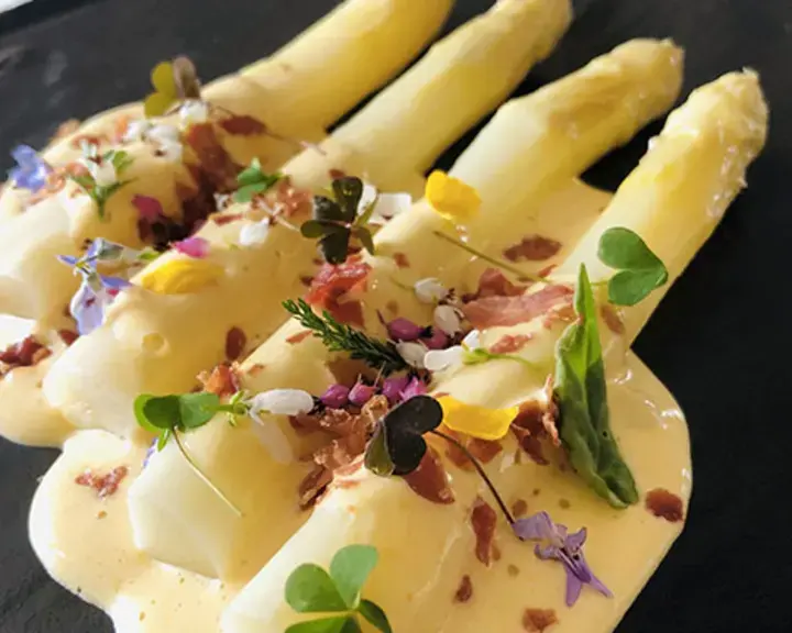 Asparagi bianchi, zabaione al passito e crumble di prosciutto di Alessandro Bergamo