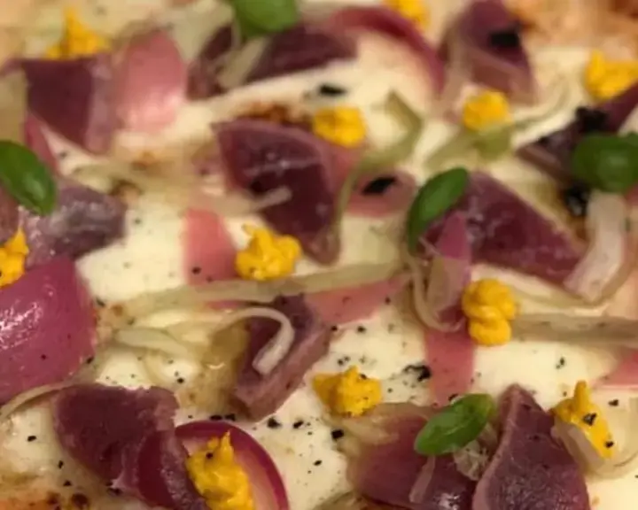 pizza-con-tataki-tonno-cipolla