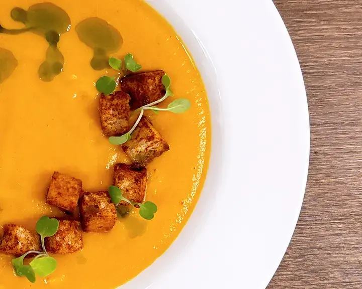 Zuppa di pomodoro affumicato con Crostini di Pomodoro e Olio di Basilico