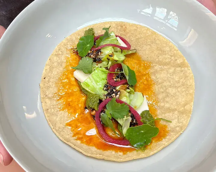 Tortilla di mais con gambi di cavolfiore arrosto speziati, crema di broccoli fermentati, salsa matcha e sottaceti