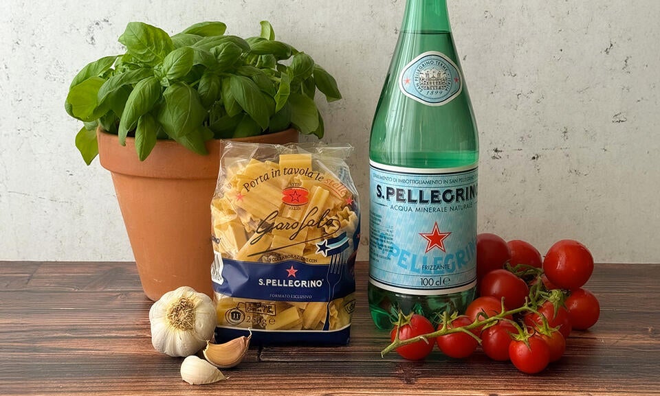Pack pasta STELLE Garofalo con bottiglia S.Pellegrino e ingredienti di cucina