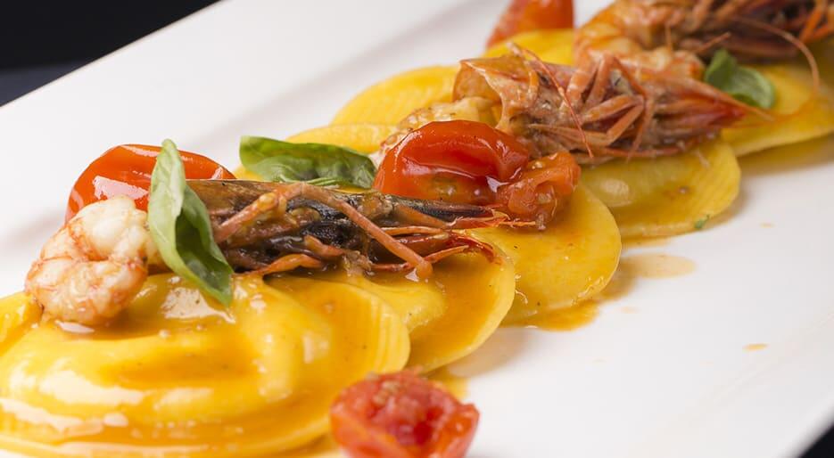 Ravioli ripieni di burrata con pomodorini e gambero viola di Gallipoli